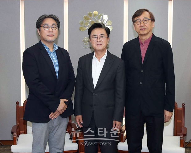 김태흠 충남도지사가 7월 27일 충남도청 접견실에서 김광현 교수와 신승수 디자인그룹 오즈건축사사무소 대표에게 충청남도 제3기 총괄건축가·수석건축가 위촉장을 수여했다. 사진) 좌측부터 신승수 디자인그룹 오즈건축사사무소 대표, 김태흠 충남도지사, 김광현 서울대 명예교수