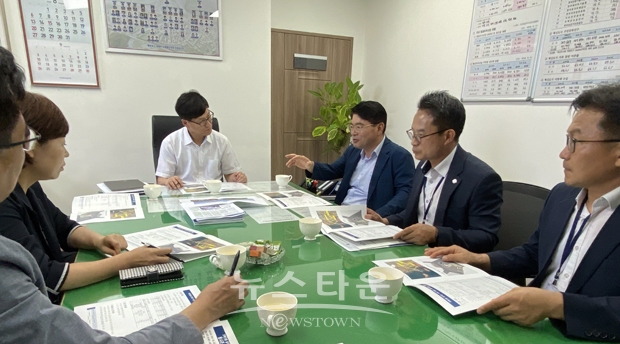 이상훈 사천부시장이 8월 1일 2024년도 지방전환사업을 비롯한 지역균형발전과 우주항공분야 예산 관련 현안사항을 건의하기 위해 경상남도 서부지역본부를 방문했다. 이날 이 부시장은 자연휴양림 보완사업 21억 원 등 총 6건, 177억 원에 대한 2024년도 도비 51억 원 지원을 건의했다.