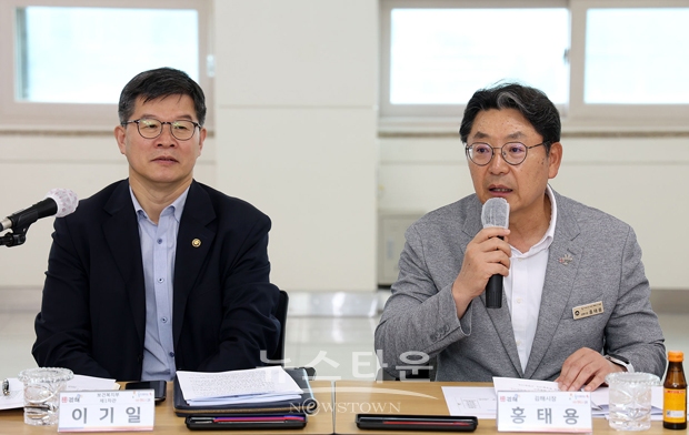 이기일 보건복지부 제1차관이 지난 8월 7일 김해시청을 방문해 노인 의료-돌봄 통합지원 시범사업 추진상황을 점검하고 현장의 생생한 목소리를 청취했다. 사진) 좌측부터 이기일 보건복지부 제1차관, 홍태용 김해시장