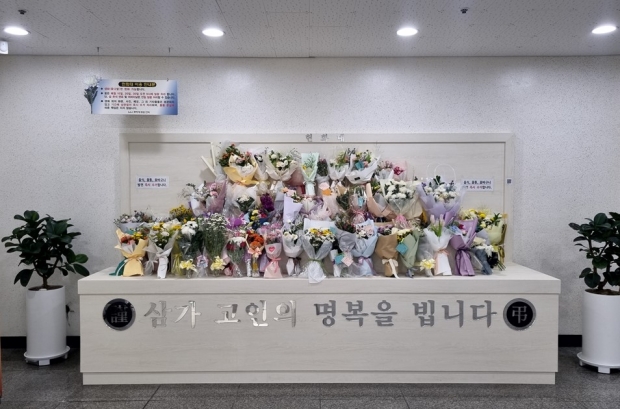 추가 설치한 헌화대. 고인을 추모하는 꽃들이 놓여있다