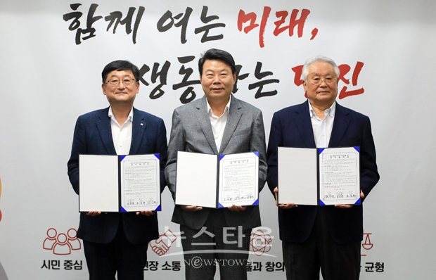 당진시가 지난 8월 18일 KB국민은행, (사)작은도서관만드는사람들과 시청 접견실에서 KB작은도서관 조성사업 업무협약을 체결했다. 사진) 좌측부터 KB국민은행 충청지역 그룹 송용훈 대표, 오성환 당진시장, (사)작은도서관을만드는사람들 김수연 대표