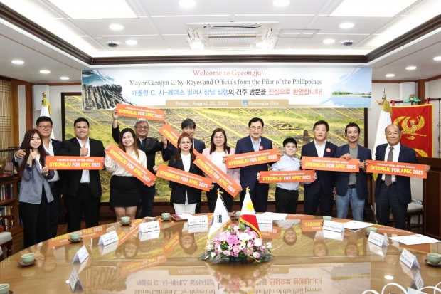 25일 경주시를 방문한 필리핀 필러시 대표단이 주낙영 시장을 접견한 직후 ‘2025 APEC 정상회의 경주 유치 손 푯말’을 들고 기념촬영을 하고 있다.