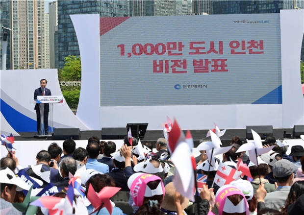 유정복 인천광역시장이 6월 5일 센트럴파크 UN광장에서 열린 재외동포청 개청 기념행사에서 ‘1,000만 도시 인천’ 비전을 발표하고 있다.