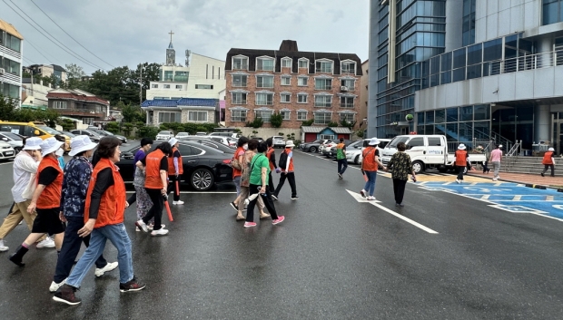 포항시는 30일 남구 읍면동에서 ‘태풍 대비 실전형 주민대피 및 통제 훈련’을 실시했다(사진은 효곡동 훈련 모습)