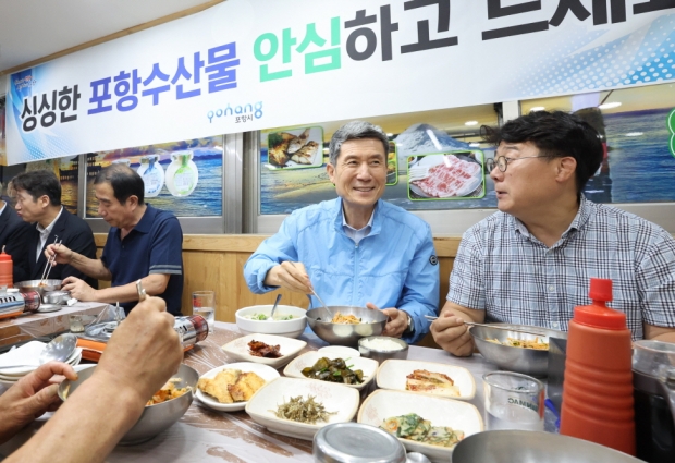 이강덕 포항시장을 비롯한 포항시 간부 공무원들과 죽도시장 상인회장, 북부시장 상인회장 등은 1일 죽도시장 내 횟집을 찾아 수산물 소비촉진을 위한 오찬 간담회를 실시했다.