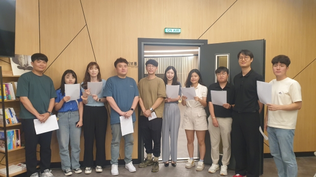 경주시 공무원들이 경북음악창작소 스튜디오에서 ‘청렴 ON AIR 아침방송’ 녹음을 마친 후 기념촬영을 하고 있다.