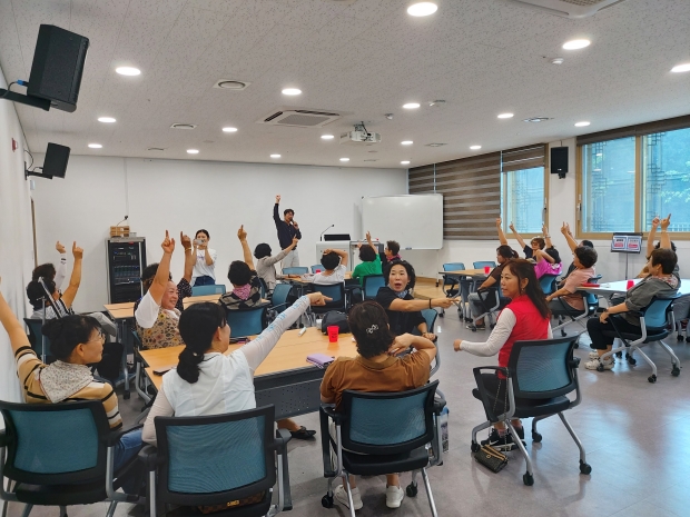 양구군청 직원들이 지난달 20일 동학교육수련원에서 보드게임을 진행하고 있다.