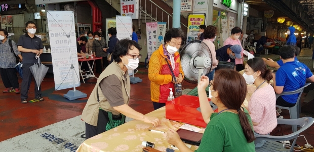 경주시가 지난해 추석을 맞아 중앙시장에서 수산물 온누리상품권 교환 행사를 진행하고 있다.