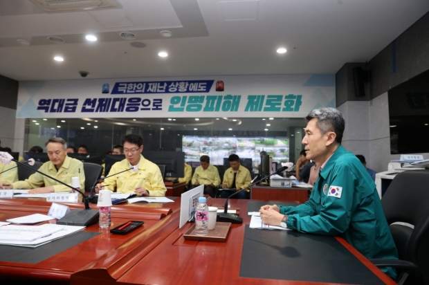 지난 7월 시청 재난안전상황실에서 이강덕 시장 주재로 개최한 극한 호우 대비 산사태 인명 피해 위험 대응 회의