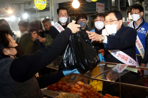 경주시가 설 명절을 맞아 지난 1월 지역 전통시장과 상점가 등을 돌며 장보기 행사를 대대적으로 펼치고 있는 모습