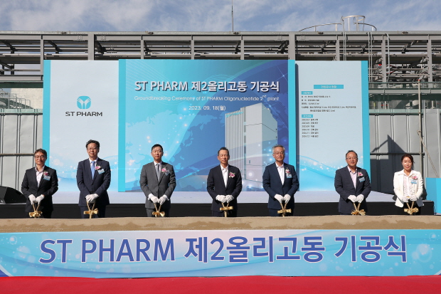 (사진 왼쪽부터) 장순기 에스티팜 생산본부장, 김민영 동아에스티 사장, 정재훈 동아쏘시오홀딩스 사장, 강정석 동아쏘시오그룹 회장, 김경진 에스티팜 사장, 백상환 동아제약 사장, 박윤이 아벤종합건설 사장이 기념사진을 촬영하고 있다.