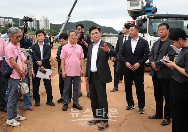 김태흠 충남도지사가 9월 21일 2023 대백제전 개막식이 열리는 공주 금강신관공원을 방문, 행사 준비 상황을 점검했다. 이날 김 지사는 주무대와 미르섬 등을 살폈다. 주무대와 미르섬 등은 전날 집중호우로 일부가 물에 잠기는 등의 피해를 입었다.