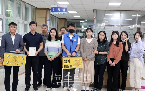 충주시청공무원노동조합이 ‘칭찬하면 행복배달통(通)이 간다’ 9월 주인공으로 신니면에 근무하고 있는 이창현 주무관(사진/좌측 두 번째)을 선정하고 행복배달통을 전달했다.