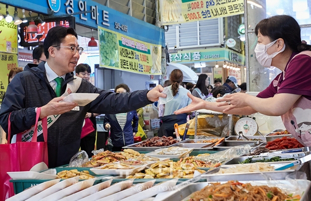 박경귀 아산시장이 추석 연휴를 앞둔 9월 27일 온양온천시장을 방문해 먹거리를 구매하고 추석 장바구니 물가를 살폈다. 박 시장은 지역 상품권인 아산사랑상품권으로 온양온천시장의 질 좋은 과일과 농산물, 떡, 한과, 전 등을 구매하며 명절 장바구니 물가를 살피는 일도 잊지 않았다.