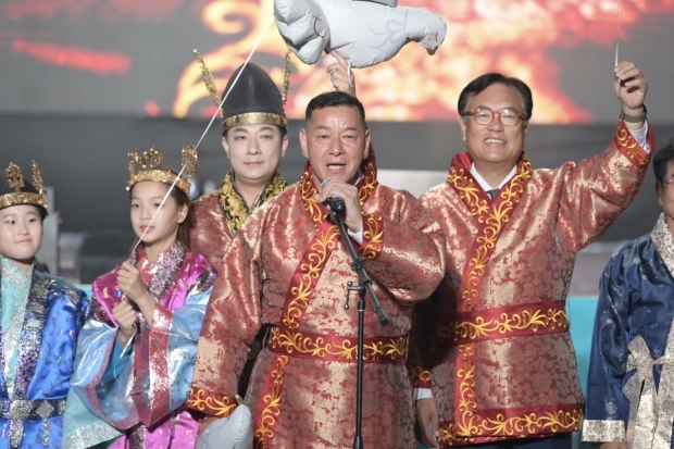 사진 오른쪽부터 정진석 의원, 최원철 공주시장