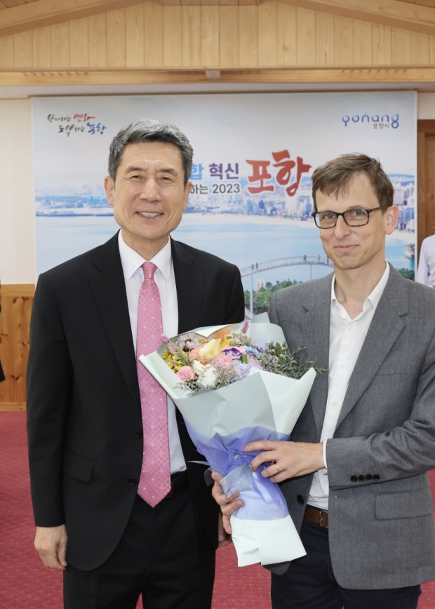 프랑스 대표 경제일간지인 레제코의 기샤르 기욤(Guichard Guillaume) 저널리스트가 지난 13일 포항시청을 찾아 이강덕 포항시장을 인터뷰했다.