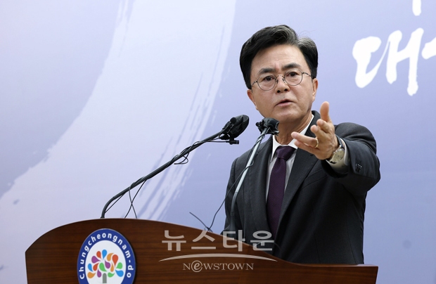 김태흠 충남도지사가 10월 19일 충남도청 프레스센터에서 긴급 기자회견을 열고 정부의 의과대학 정원 확대 추진과 관련하여 “과거 어느 정부도 풀지 못했던 문제를 해결하겠다고 나선 윤석열 정부의 결단을 적극 지지한다”고 밝혔다.