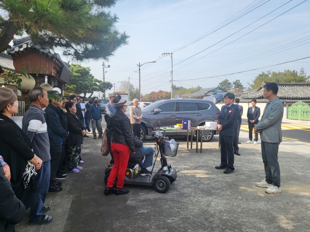 경주시가 지난 3일 숲머리마을 일원에서 지역 주민들이 참석한 가운데 ‘숲머리마을 도시계획도로 개통식’을 개최하고 있다.