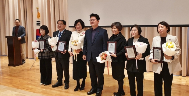 경주시는 지난 15일 경주 황룡원에서 열린 경북도 주관 ‘지역사회서비스투자사업 시·군 성과평가’에서 우수상을 수상하고 있다.