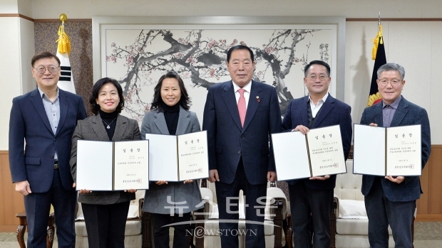 충청남도의회가 2024년 상반기 4급 이상 정기인사를 2024년 1월 1일자로 단행했다. 사진) 좌측부터 양미자 교육위원회 전문위원, 김미희 행정문화위원회 전문위원, 김윤섭 복지환경위원회 전문위원, 이상의 행정문화위원회 전문위원