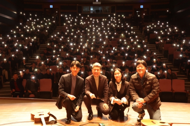 이강덕 포항시장이 29일 열린 종무식에서 공연을 펼친 직원들과 기념촬영을 하고 있다.