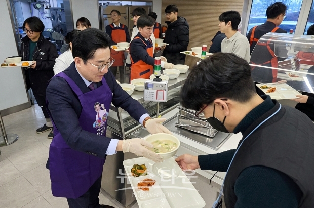 박경귀 아산시장이 1월 2일 구내식당에서 2024년 갑진년 신년을 맞아 떡국 배식 행사를 진행했다. 박 시장은 일일이 직원들에게 직접 떡국을 전달하며 지난 한 해 시정 발전을 위해 애쓴 직원들을 격려하며 덕담을 나눴다.