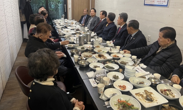 포항시는 2일 지역의 각계 원로들이 참석한 가운데 지역 현안에 대해 의견을 나누고 향후 포항시정 발전 방향에 대해 논의하는 간담회를 개최했다.