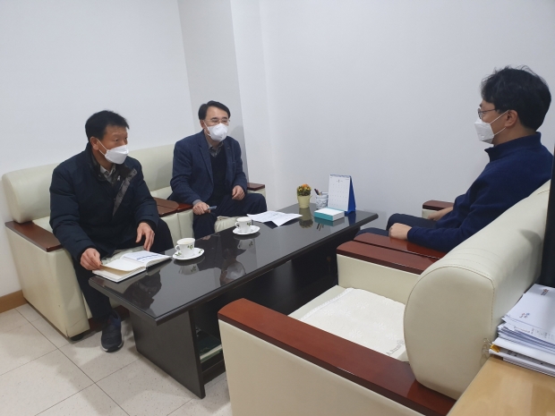 포항시 남구보건소는 10일 성모병원을 방문해 애로사항을 청취하는 한편 포스텍 의대 설립에 힘을 모아줄 것을 당부하고 있다.