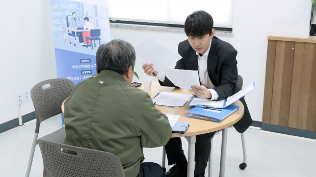 원미구청에서 마을변호사가 상담을 진행하고 있다