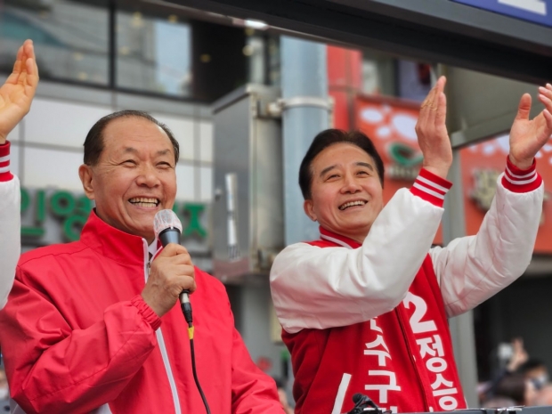 왼쪽 황우여 전 사회부총리 겸 교육부장관