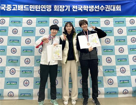 중등부 복식 3위 (신소영 선수, 한용주 코치, 김한율 선수)