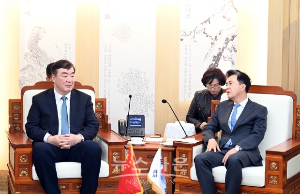 김태흠 충남도지사가 4월 1일 충남도청 접견실에서 ‘제7회 충남-중국 지방정부 교류회’ 참석을 위해 방문한 싱하이밍 주한 중국대사를 접견하고 상호협력 방안을 논의했다.