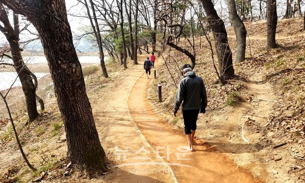 호암지에 맨발 산책로
