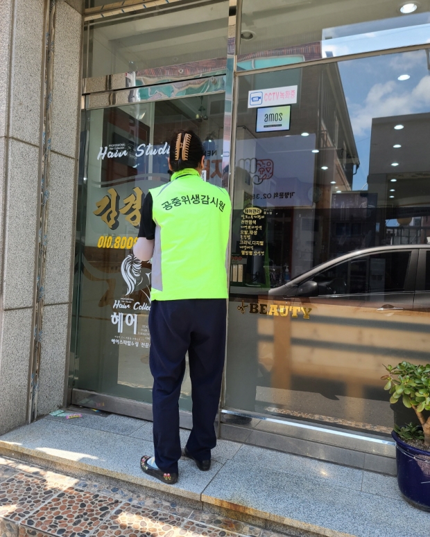 공중위생감시원이 지난해 지역 업소를 방문해 위생점검을 실시하고 있다.