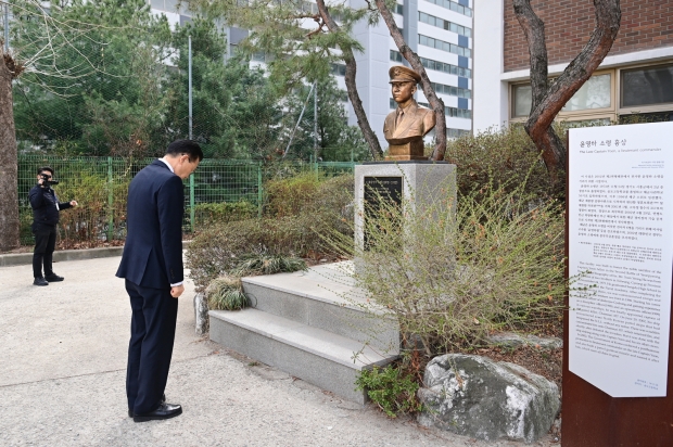 이재호 연수구청장이 묵도하고 있다.