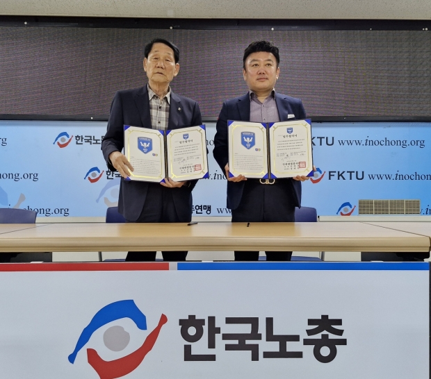 우부터, 강태우 국제엔젤봉사단 상임대표와 이호승 전국시니어노조 위원장의 상호협약식 기념촬영