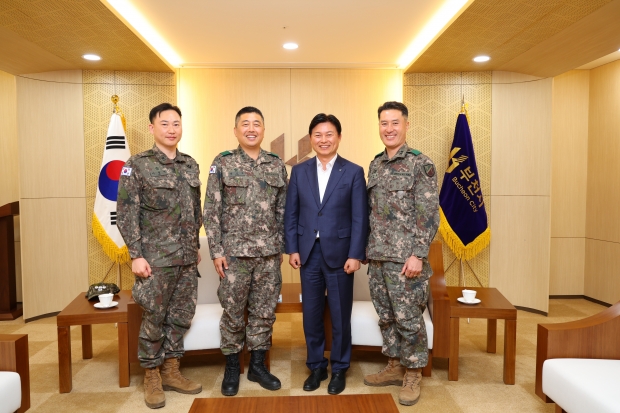 조용익 부천시장(왼쪽에서 세번째)이 제507여단장을 접견하고 기념촬영하고 있다.