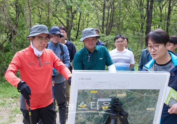 박경귀 아산시장(사진/좌측)이 민선 8기 공약사업인 ‘산길따라 삼백리 등산로·둘레길 조성사업’의 원활한 추진을 위해 지난 4월 22일 갱티고개 황산 등산로를 현장 점검했다.