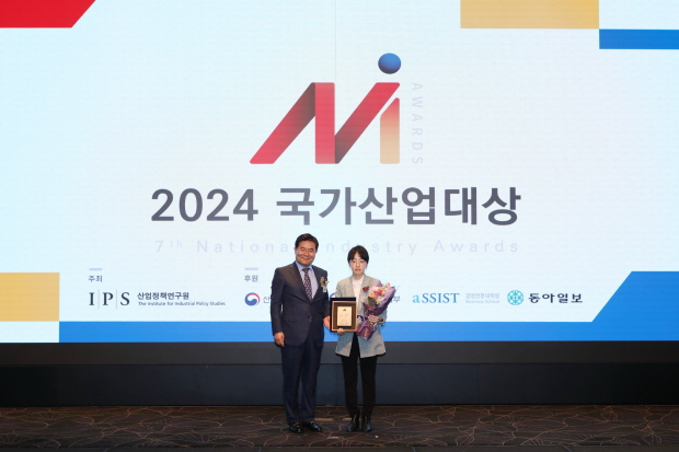 사진설명: 샤페론 박규민 부장(우측)이 대상 수상 후, 기념촬영을 하고 있다.