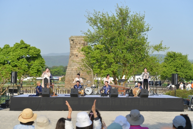 지난 27일 첨성대 광장 앞에서 펼쳐진 2024 경주국악여행 공연