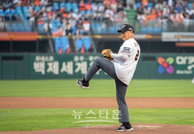 한화 이글스와 SSG 랜더스 프로야구 경기(최원철 공주시장 시구)