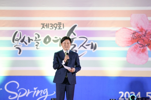 조용익 부천시장이 제39회 복사골예술제에서 인사말을 하고 있다.