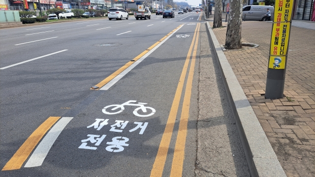 자전거전용차로 노면표시 정비 모습(춘의역사거리 일원)