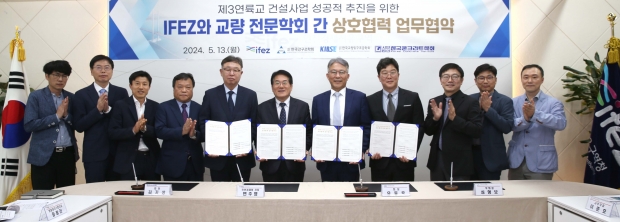 관계자 단체 기념 촬영