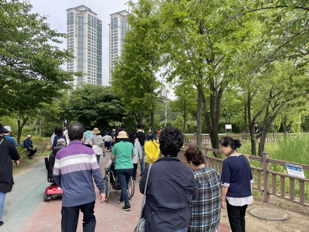 1. 상동호수공원을 산책하는 모습