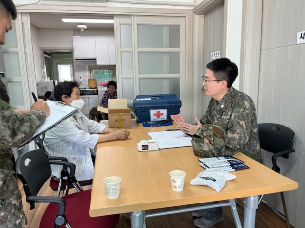 지난 24일 흥해읍에서 의료봉사활동을 펼치고 있다. 사진3. 연일읍에 위치한 거점지휘소에 들러 격려하고 있는 정경원 농업기술센터 소장.