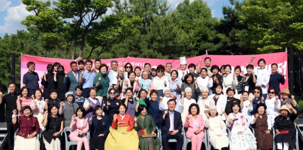 ▲ 6월 1일 일산호수공원 분수광장, '제6회 대한민국장류발효문화대전' 참가자들이 기념촬영을 하고있다.
