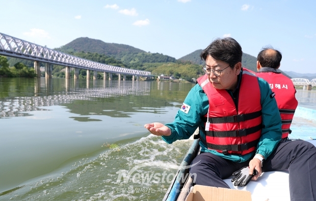 홍태용 김해시장이 지난 5월 31일 김해시 식수원인 생림면 마사리 딴섬에 있는 강변여과시설과 창암 취수원 인근 낙동강 일원을 시찰했다. 6월 초에 예상되는 조류경보 발령에 대비해 낙동강 상수원의 조류 발생 실태, 상수원의 안정성, 대응 방안을 점검했다.