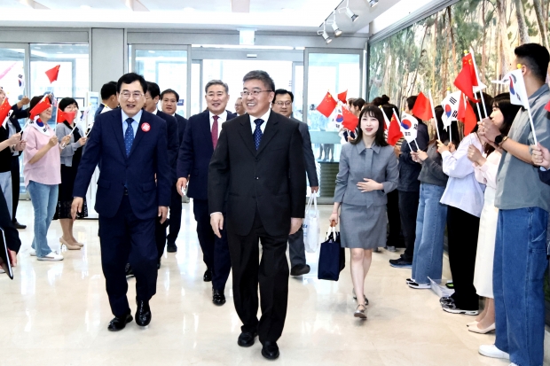 3일 오후 주낙영 경주시장의 안내로 주하오둥(앞줄 중앙) 중국 츠저우시 당서기가 경주시청 로비에 들어서고 있다.