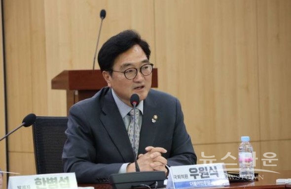 22대 전반기 국회의장으로 사실상 확정된 우원식(67) 더불어민주당 의원 / 사진 : 우 의원 공식 페이스북 일부 갈무리&nbsp;